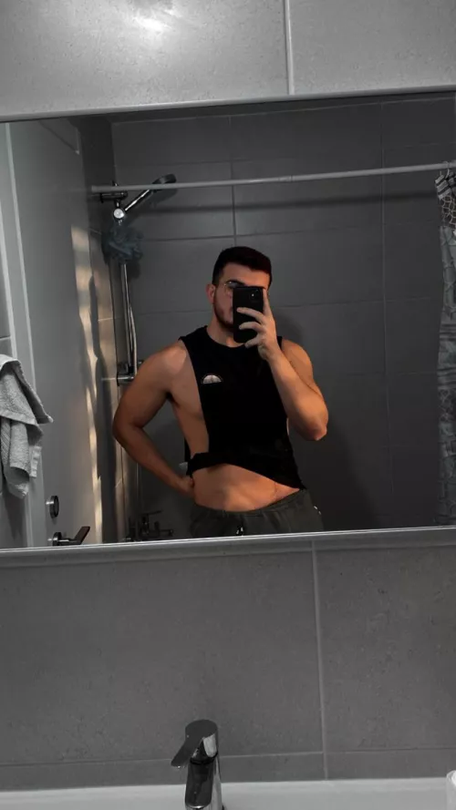 22 bottom, looking for a hot top (or a couple), hmu with face mabmas22