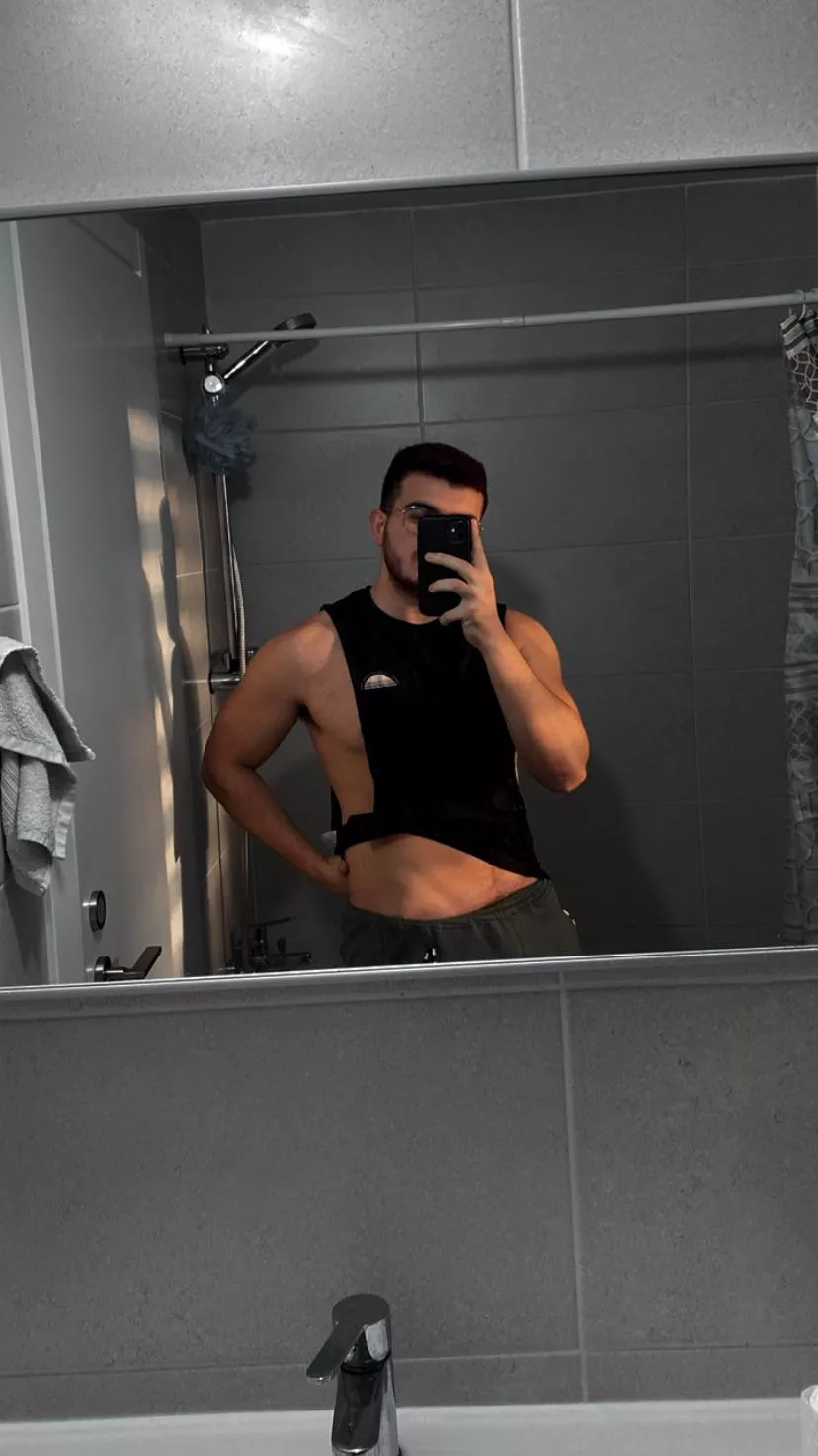 22 bottom, looking for a hot top (or a couple), hmu with face mabmas22