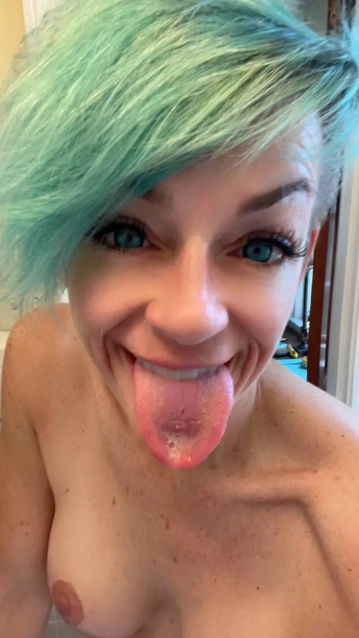 Blue haired milf 💙🦋