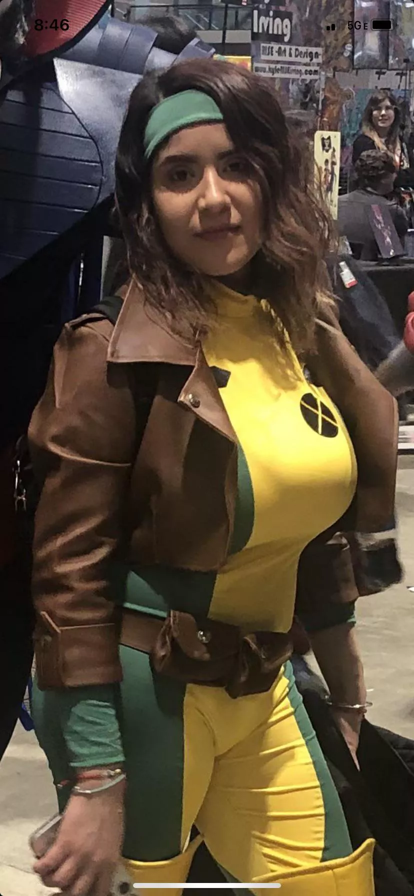 Busty Rogue cosplay