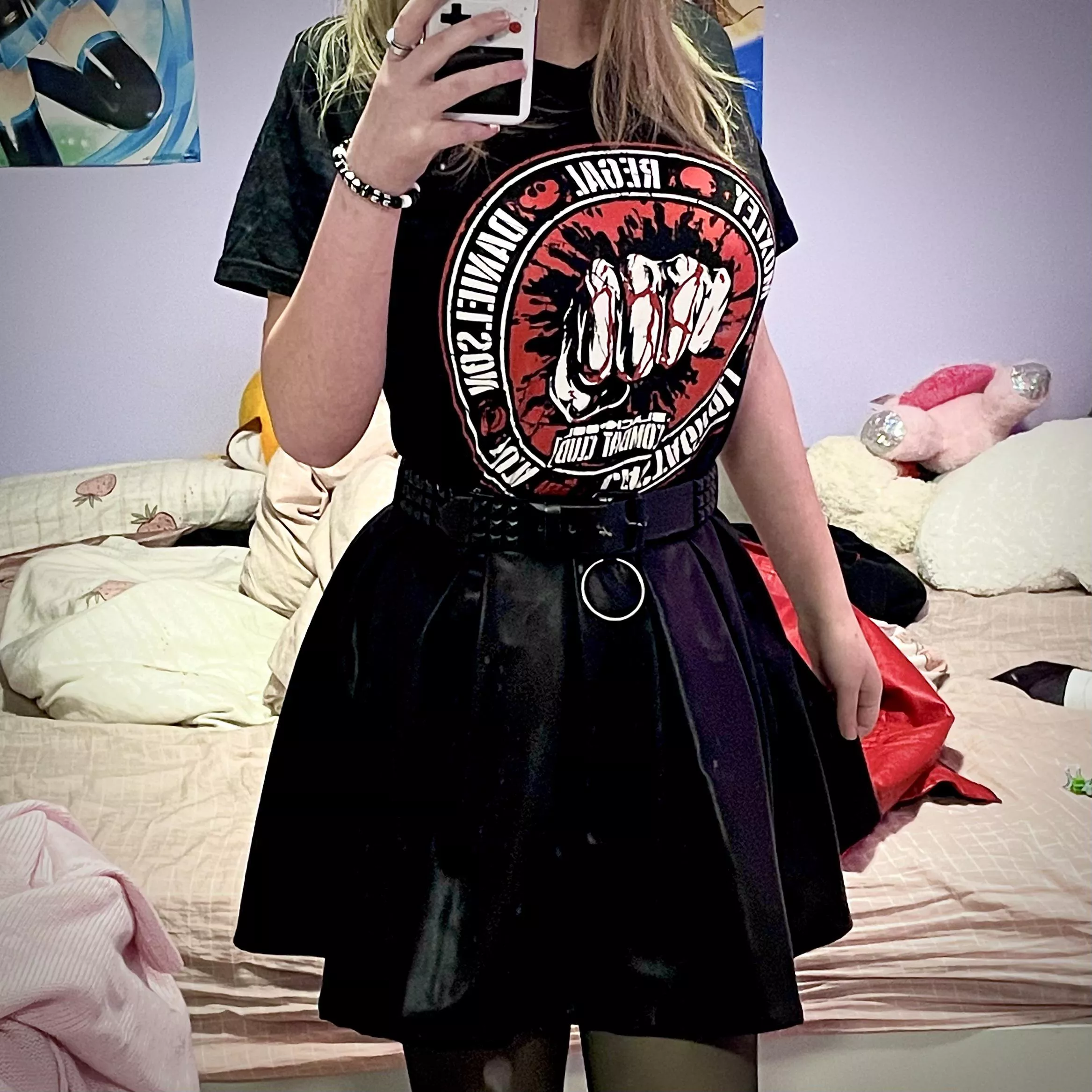 Darker outfit :3