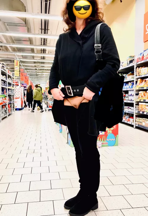 (f) at the Supermarket. quickly flashed.