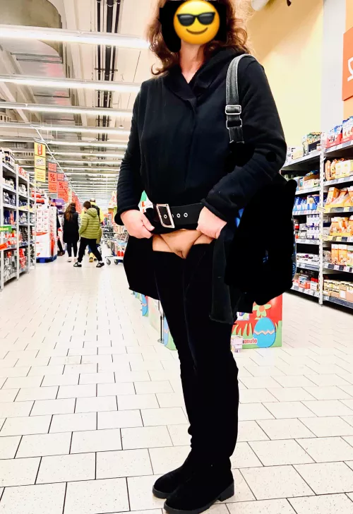 (f) at the Supermarket. quickly flashed.