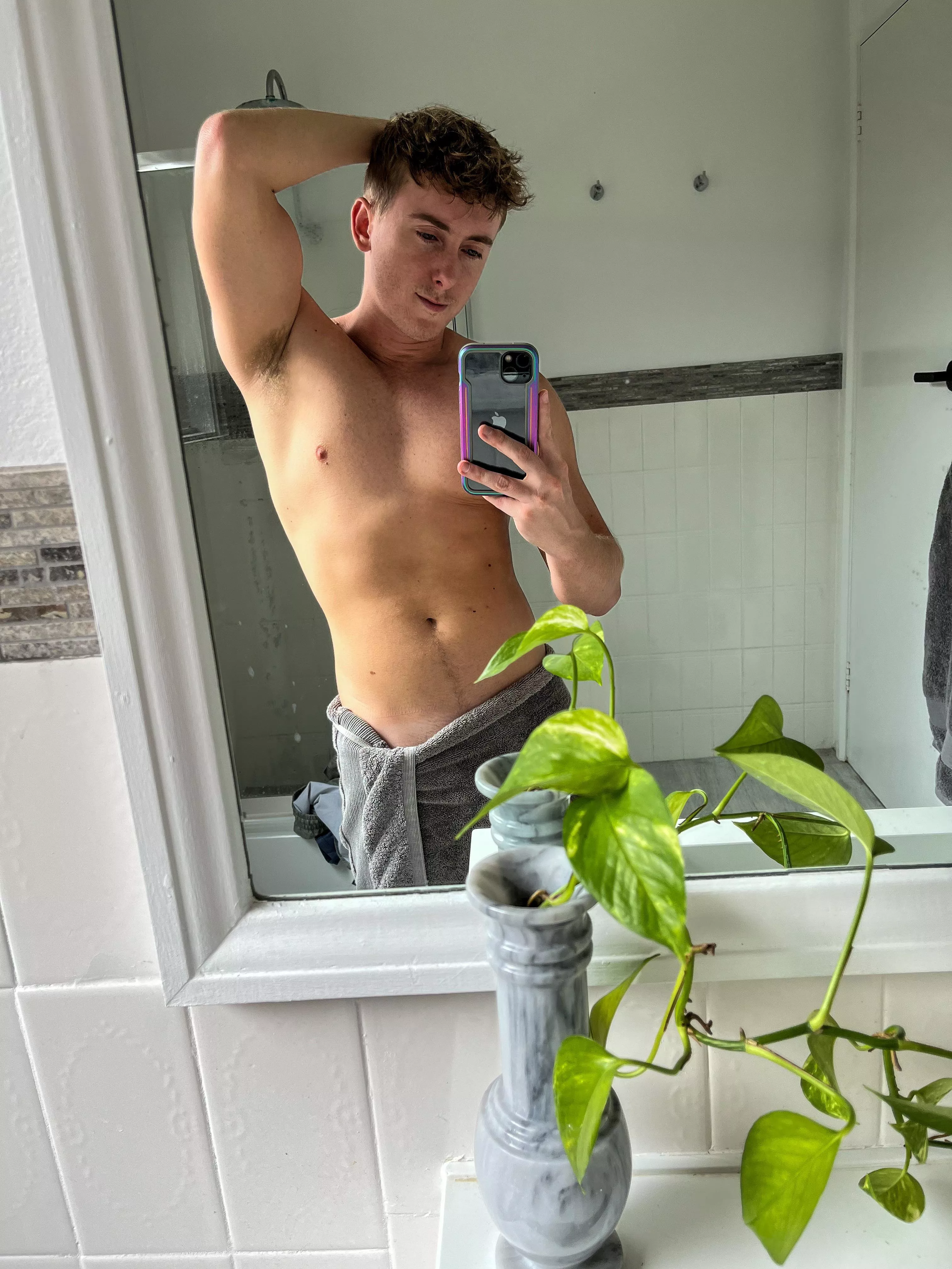Fresh pits straight out the shower after a sweaty workout 🥵 who wants a lick?