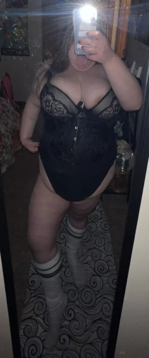 i feel a little too pretty in this corset 😽