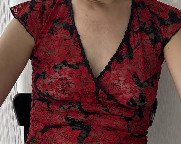 I never wear bra under my top