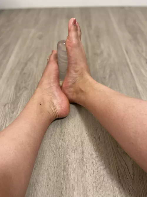 I want to wrap my feet around your cock so bad 🤭