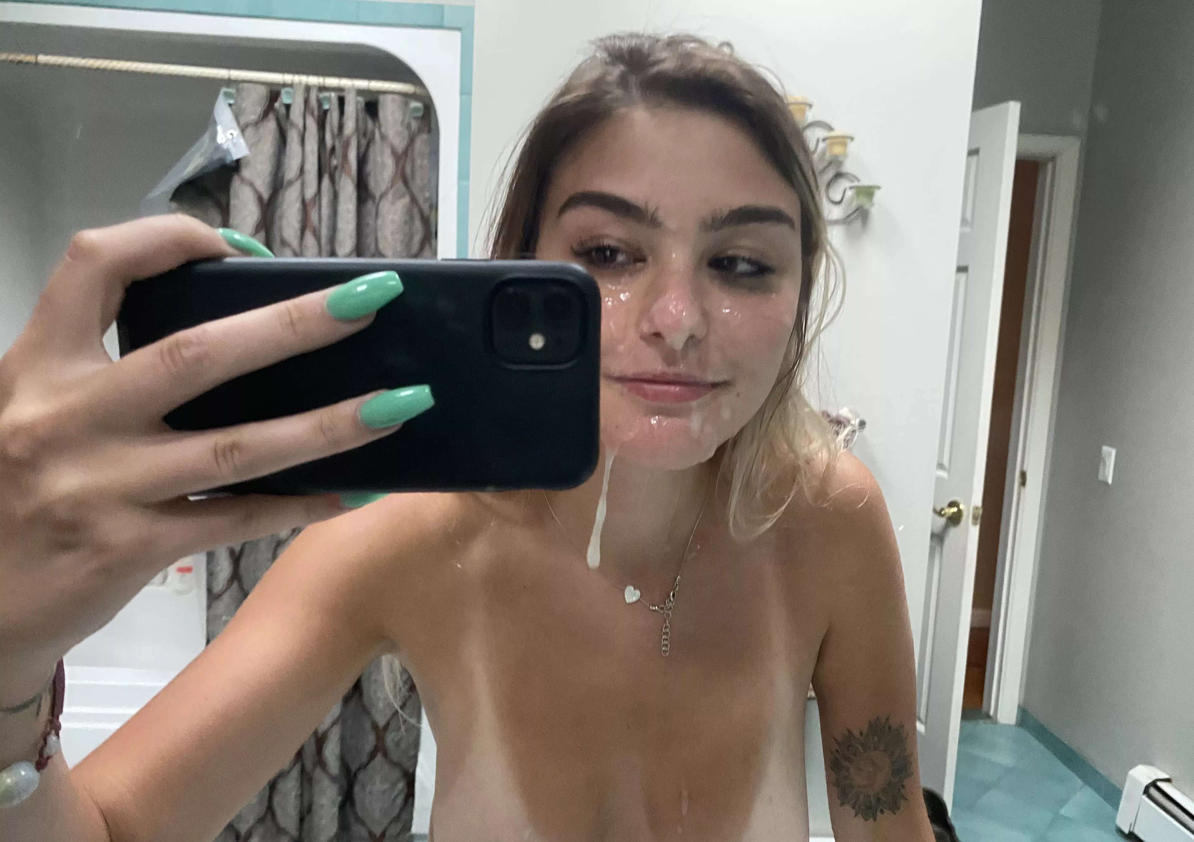 I'll help military strong men release some stress on my face, hurry up