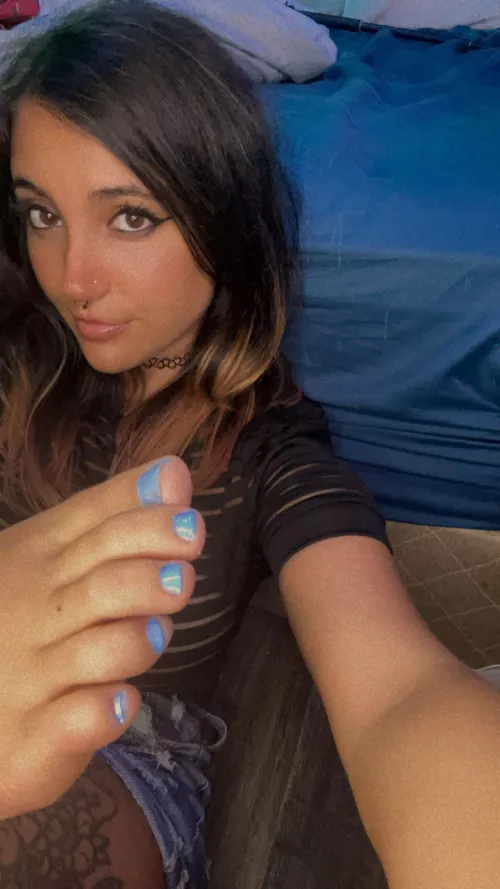 Morning, care to stop scrolling and admire my cute toes ?💙