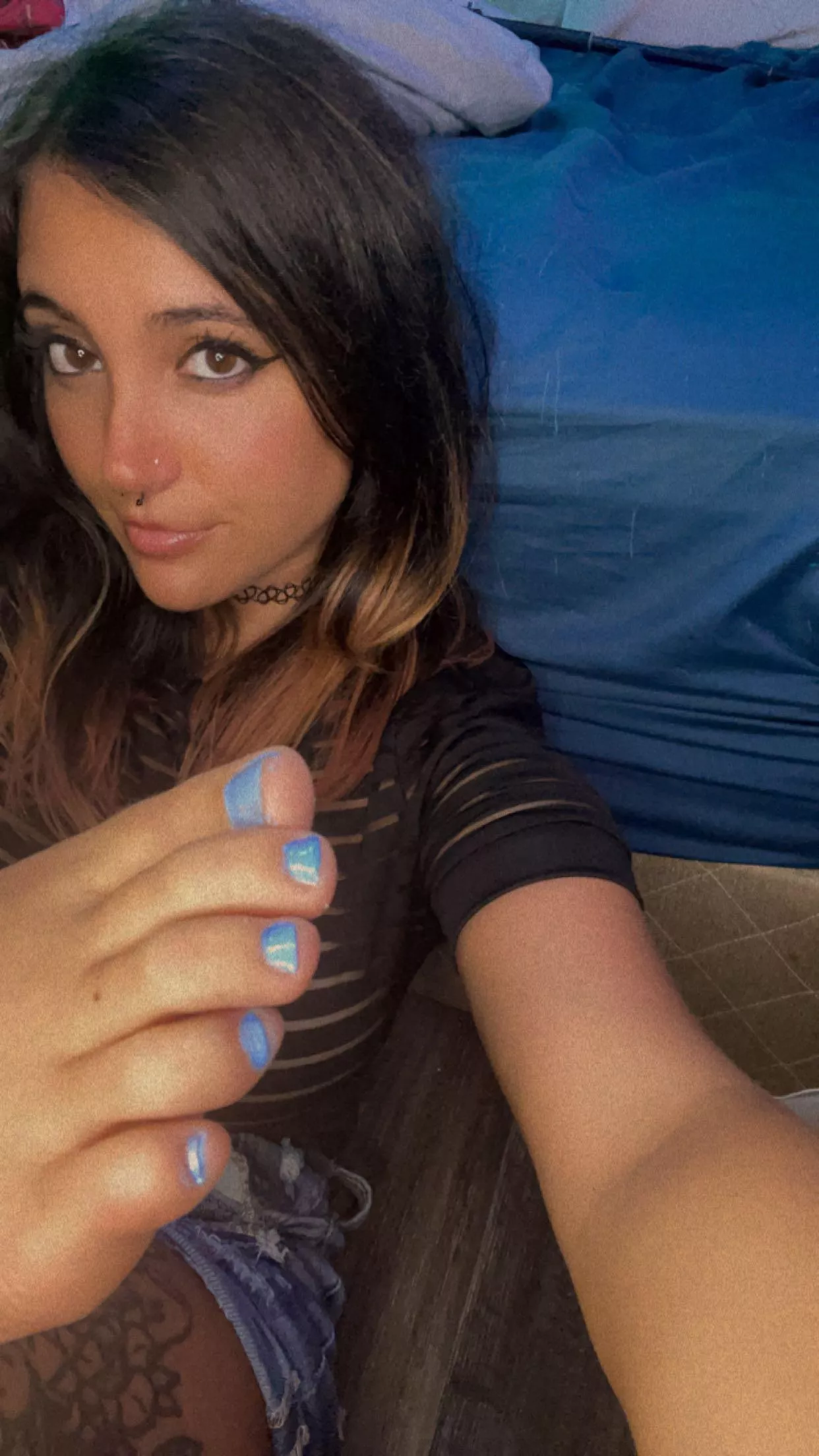 Morning, care to stop scrolling and admire my cute toes ?💙