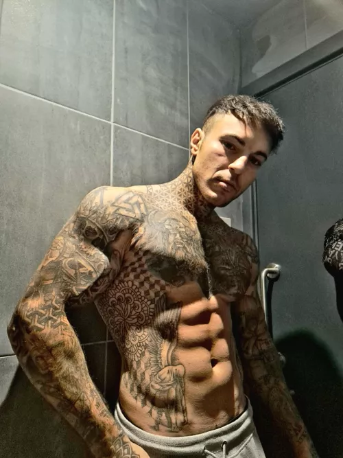 Public gym posing ;)