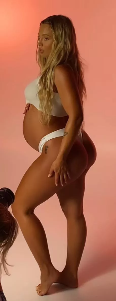 Sexy preggo Tammy Hembrow ass to Bump ratio is on point