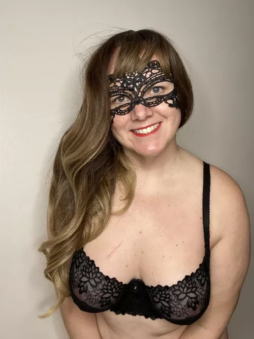 The sun is shining, I'm smiling, and I have my sexy black bra on, today is a good day 😘