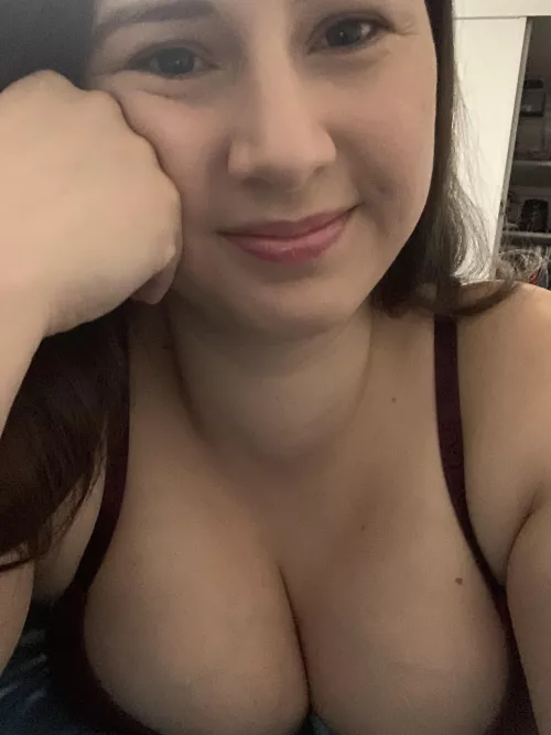 This milf loves to get naughty once everyone is in bed