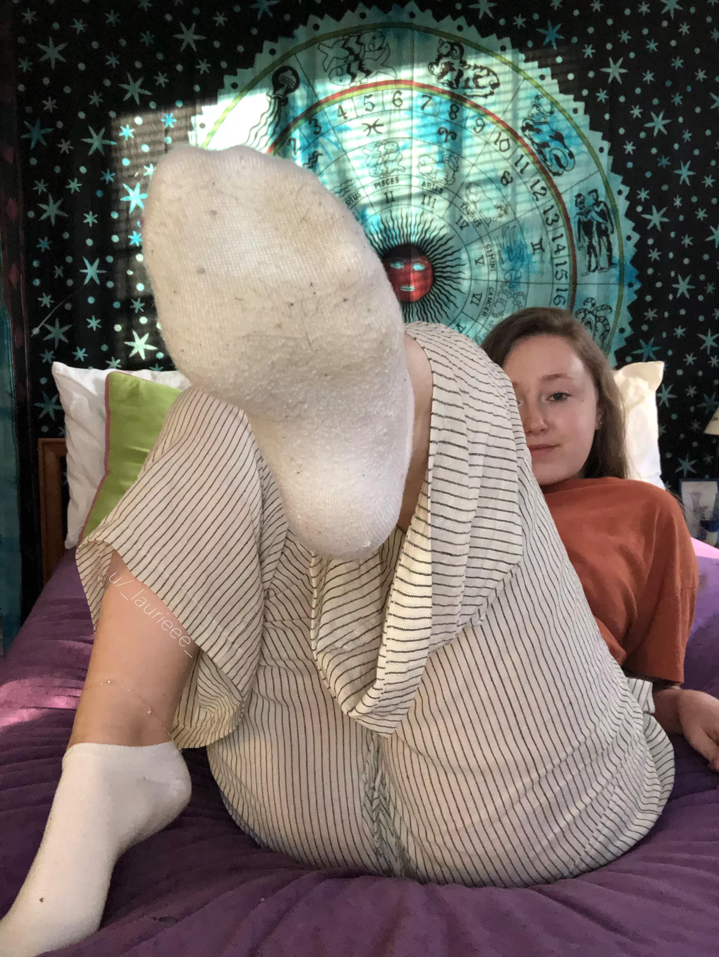 White socks are so good at showing off toe prints and arches!