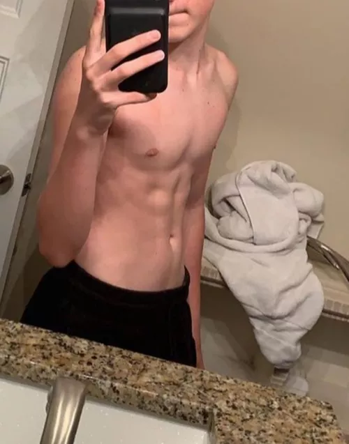 18 bi fit; add me if fit and around the same age ;) mikex203