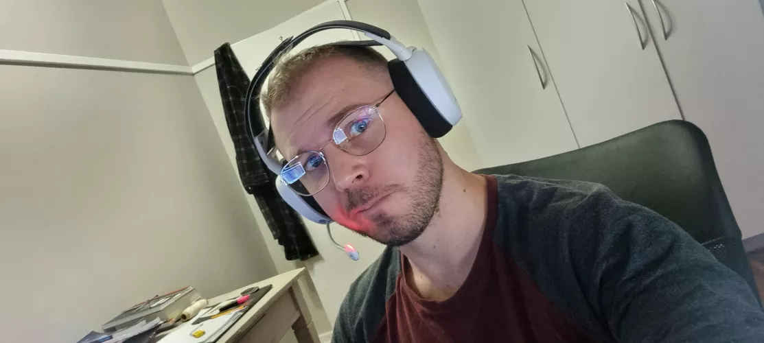 Glasses out, serious mode activate 👓🎮