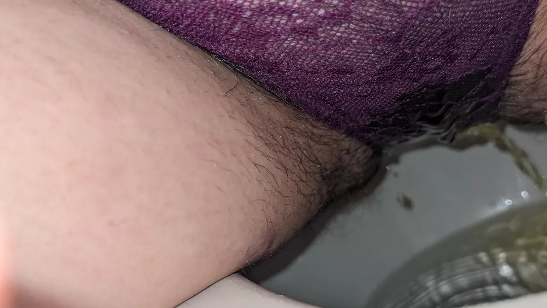 I love peeing through tight panties 😍