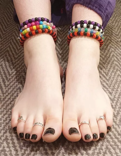Jerk off for me and cum all over my freshly painted toes! 😋
