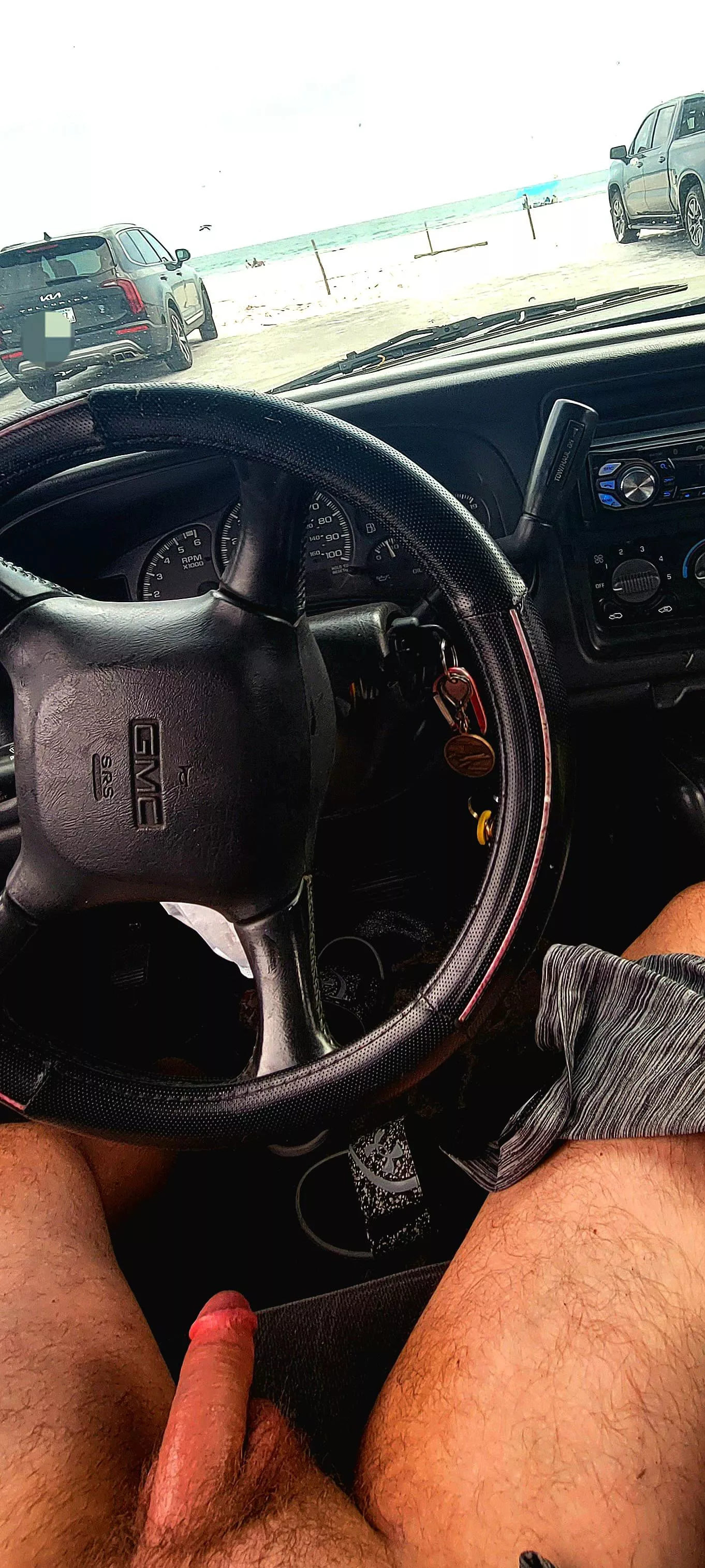 Jerked off in my truck at the beach😁⛱️