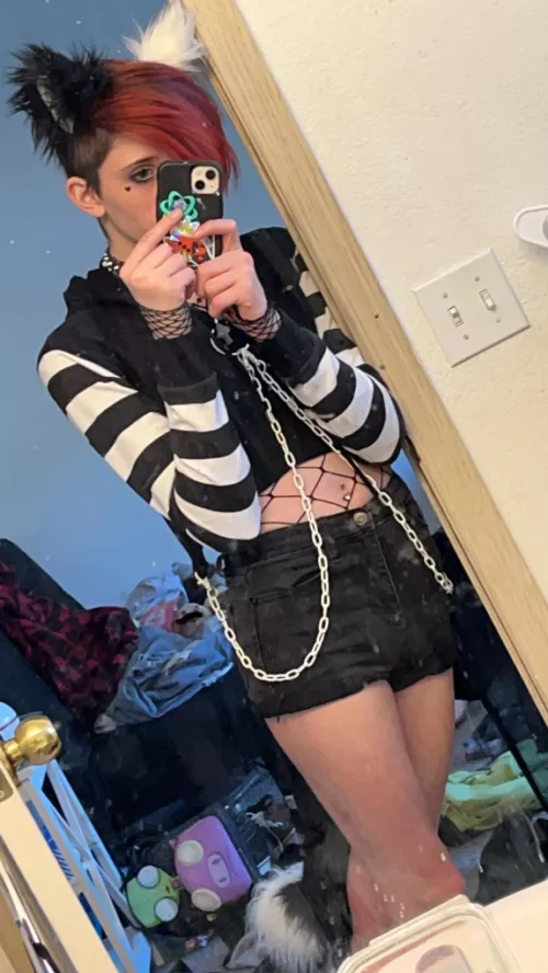 needa clean my room and mirror but i think im cute here