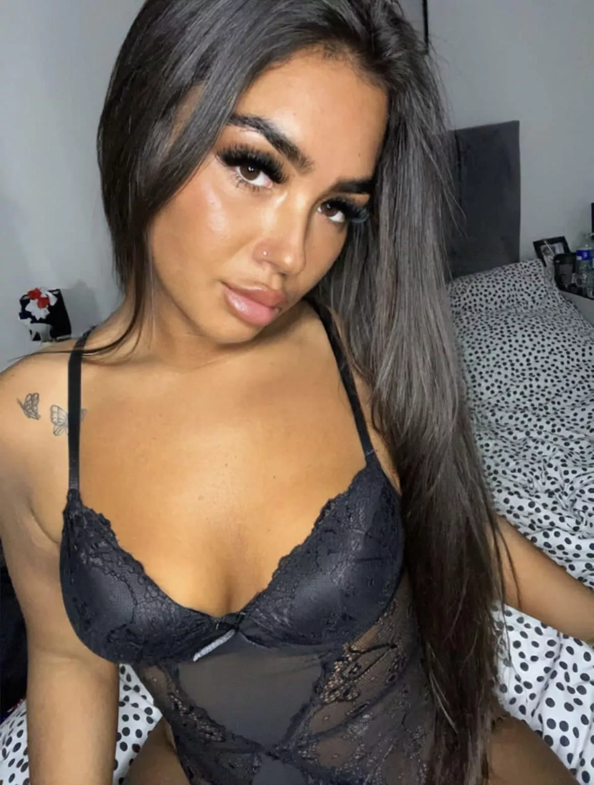 Someone come a fuck me hard 😘x