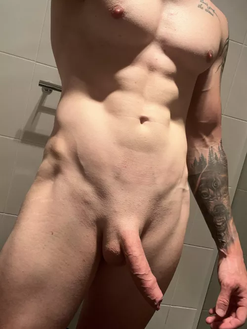 The right lighting is essential for building muscle 😂 (M)