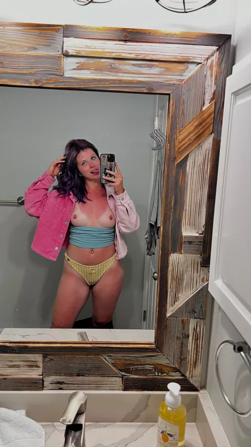 Titties and tanlines. [Image]