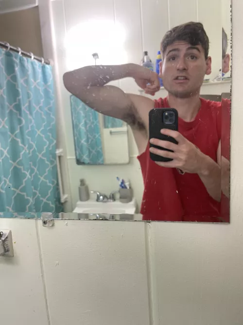 Who else looking at his armpit