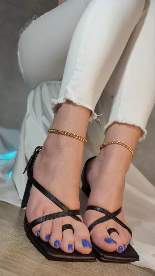 Would you suck my toes in these heels? 🤭💋