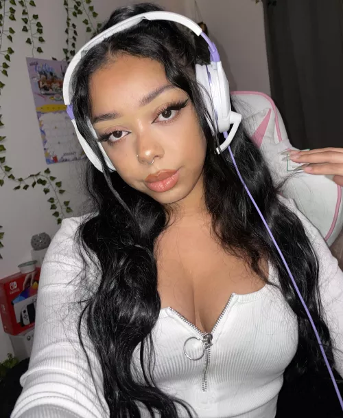 Your sign to date a Latina Jamaican gamer girl <3