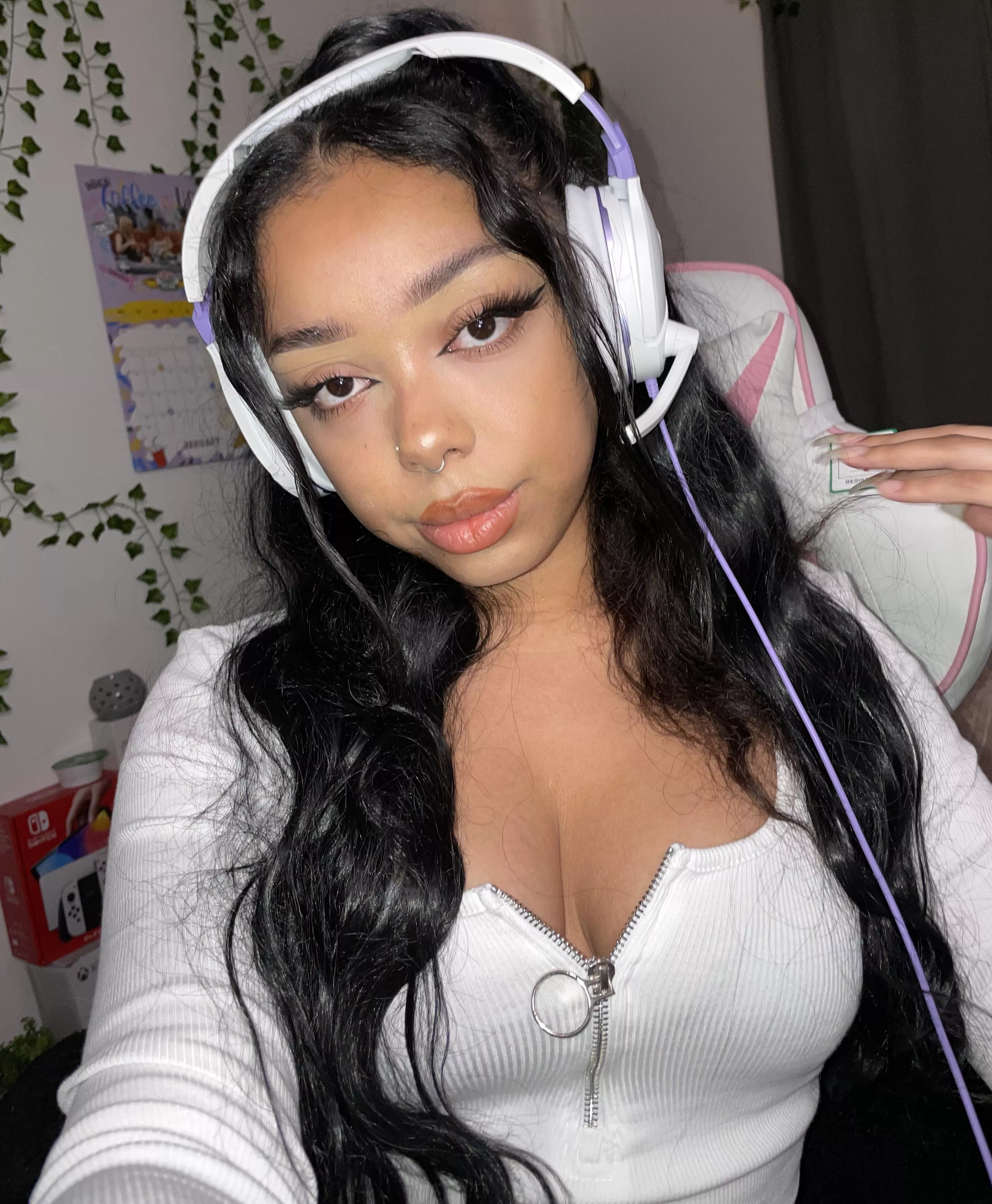 Your sign to date a Latina Jamaican gamer girl <3