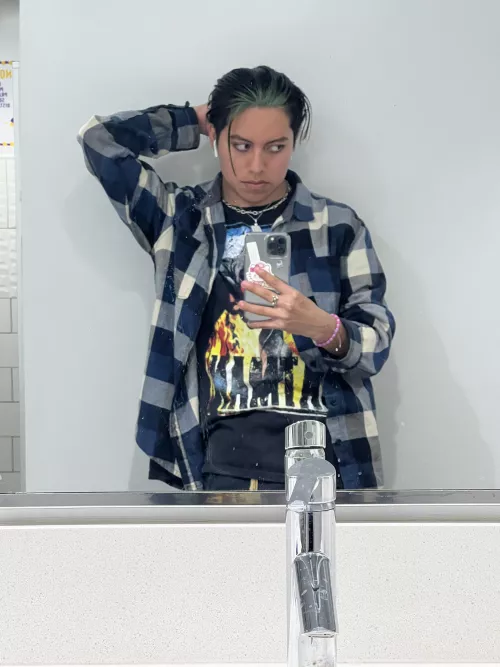 19, anyone wanna play valorant/overwatch w me? 🙈