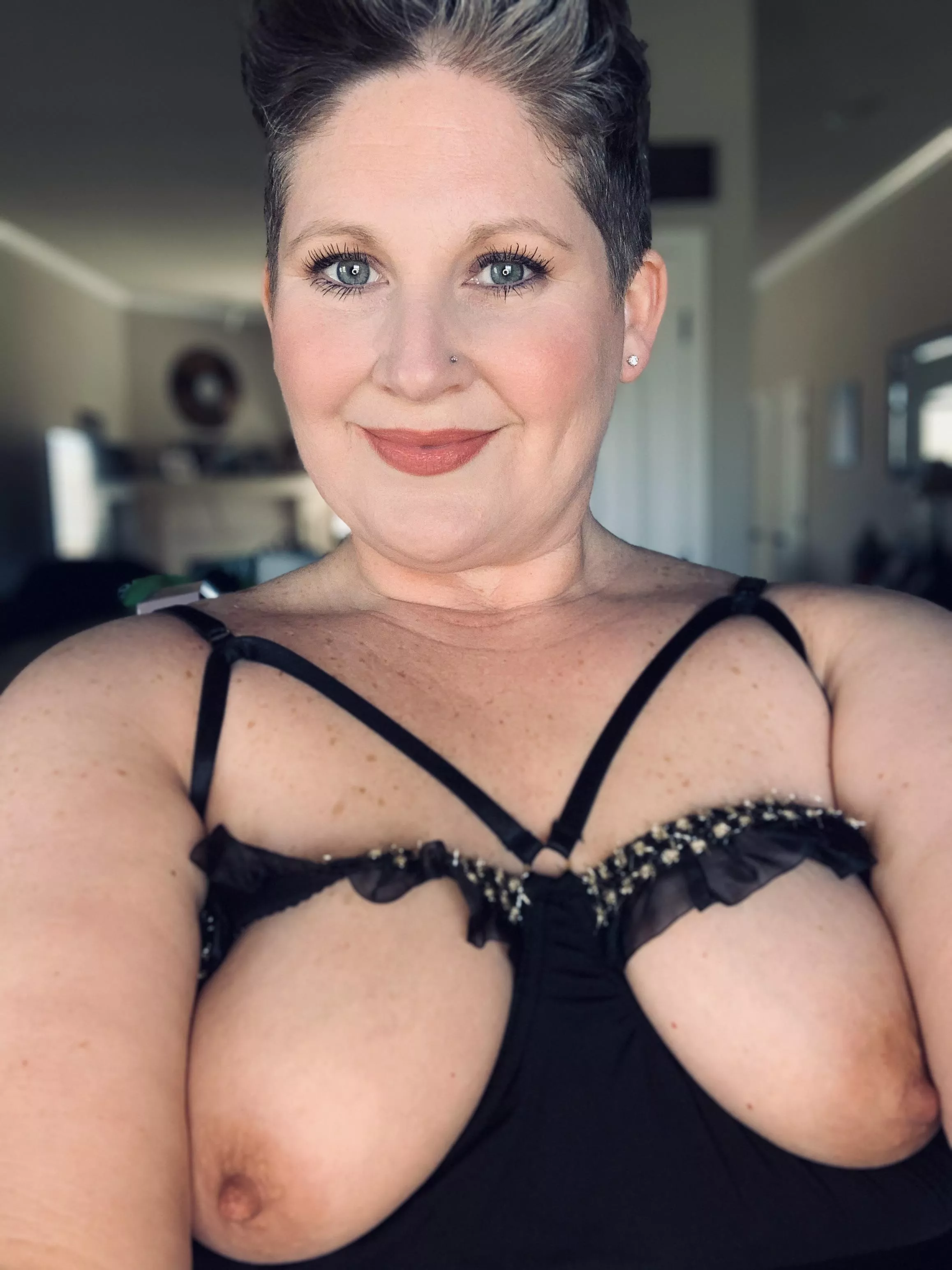 Are milf’s with short hair your thing? We can be spicy ;)