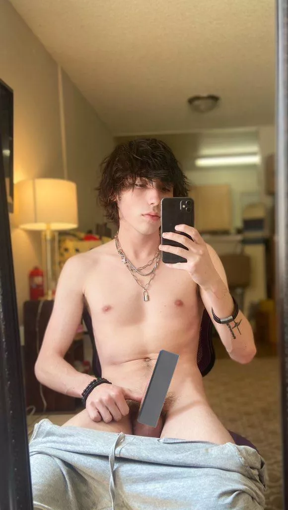 Daddy awaits you (｡- .•)