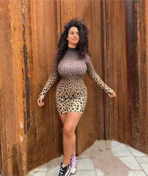 Does the print on her dress hide it?