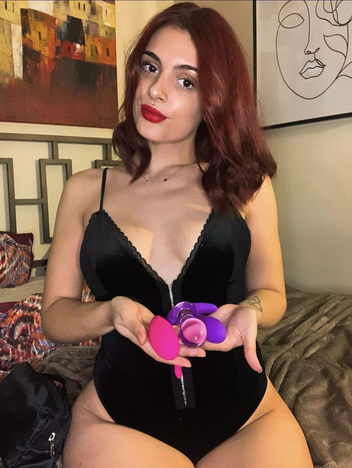 Eenie Meenie Miney Mo, catch a sissy slut and fill up her holes😈