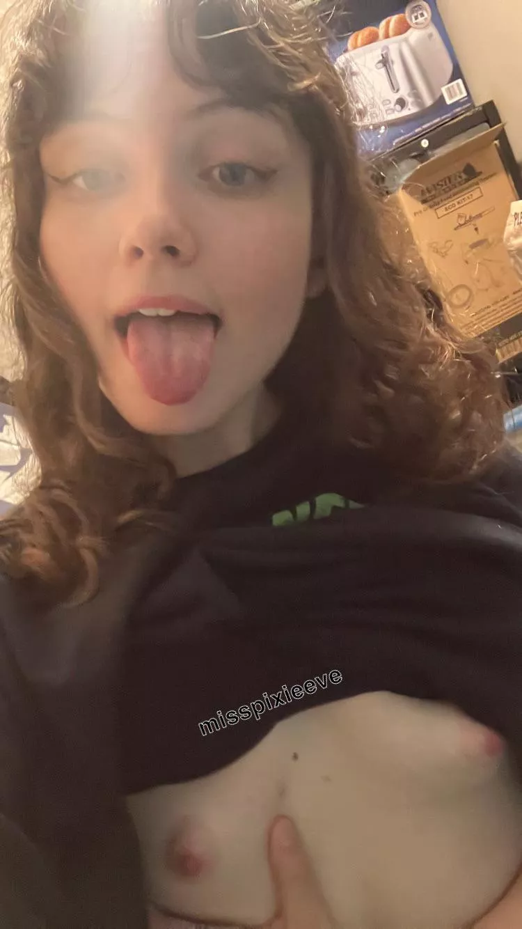 I love it when you look at my tits💕