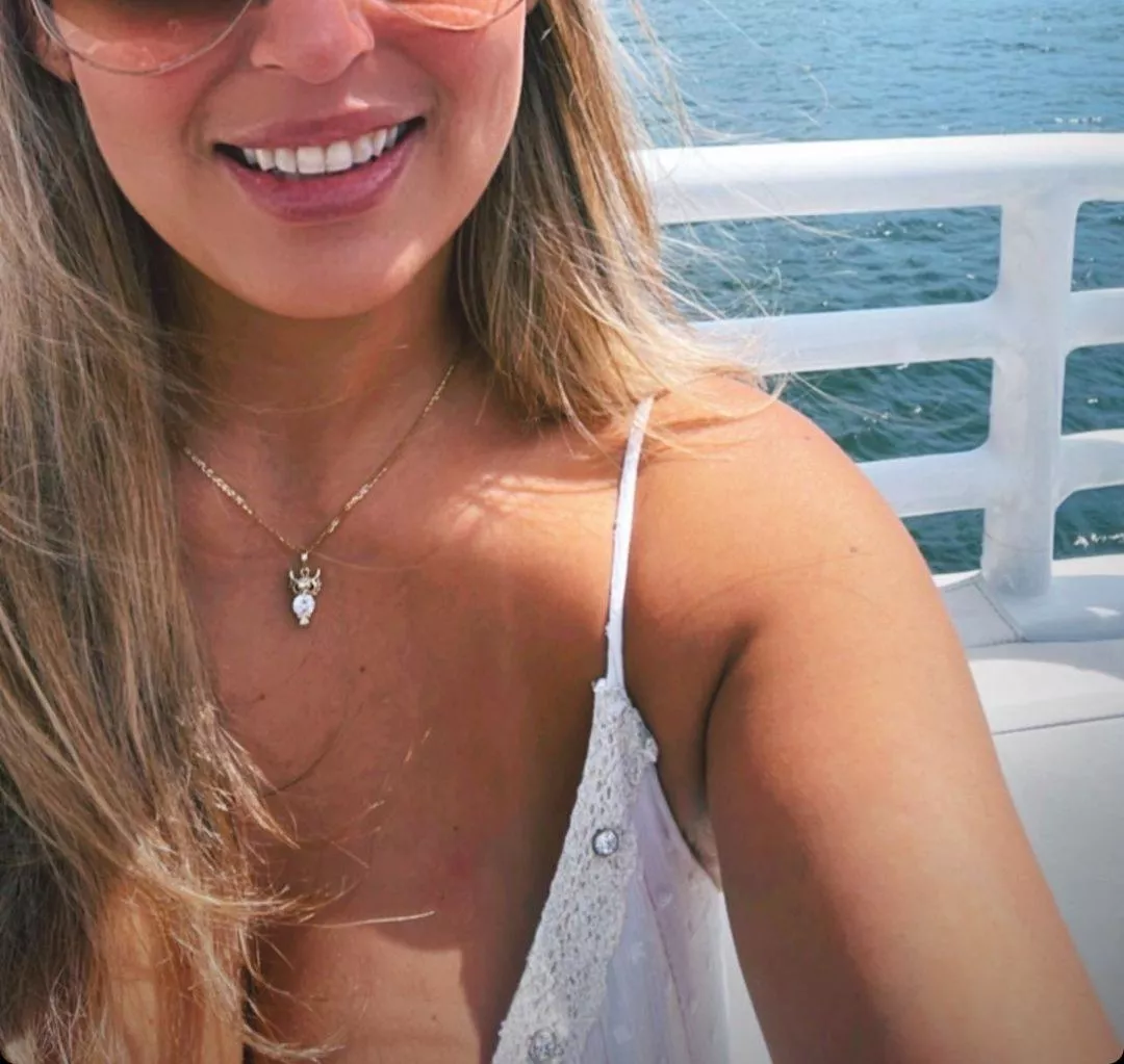 Looking for a dom matured bull for my 40 year old hotwife. Dm/pm for details