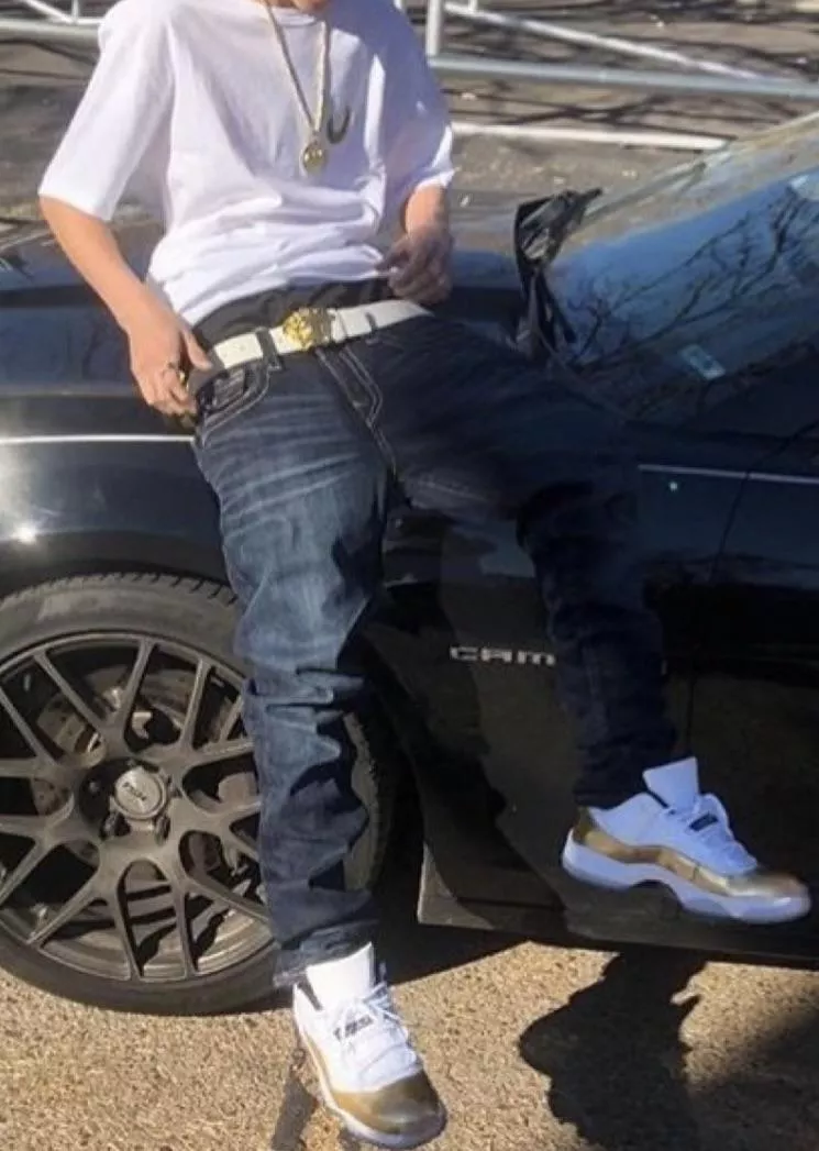 looking for people into saggers and sagging. Wearing pants low and showing underwear Fetish for saggers