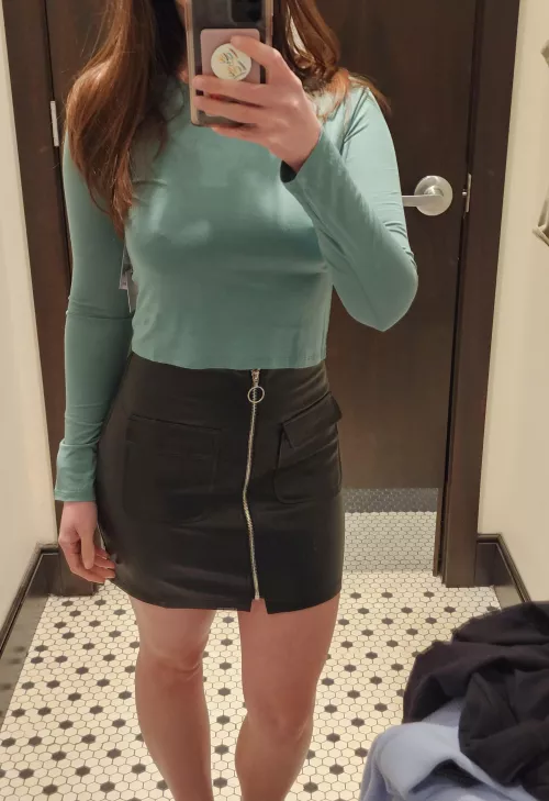 Love this front zip skirt [F]