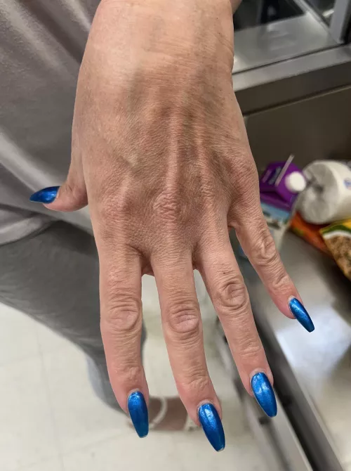 She let me take a pic of her shiny blue nails 🥵😍💙