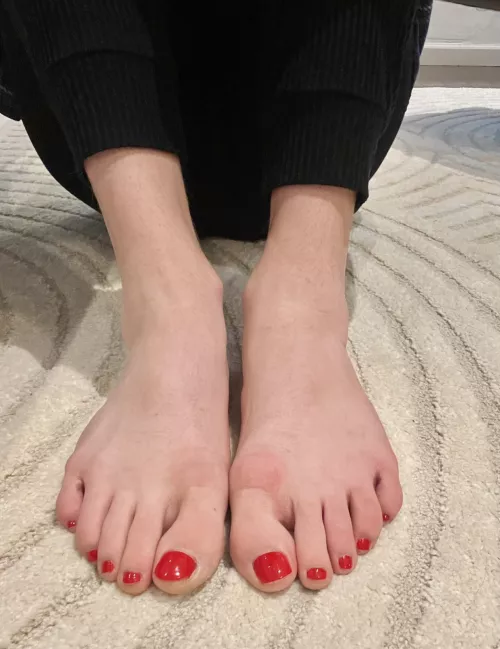 Suck on my toes please