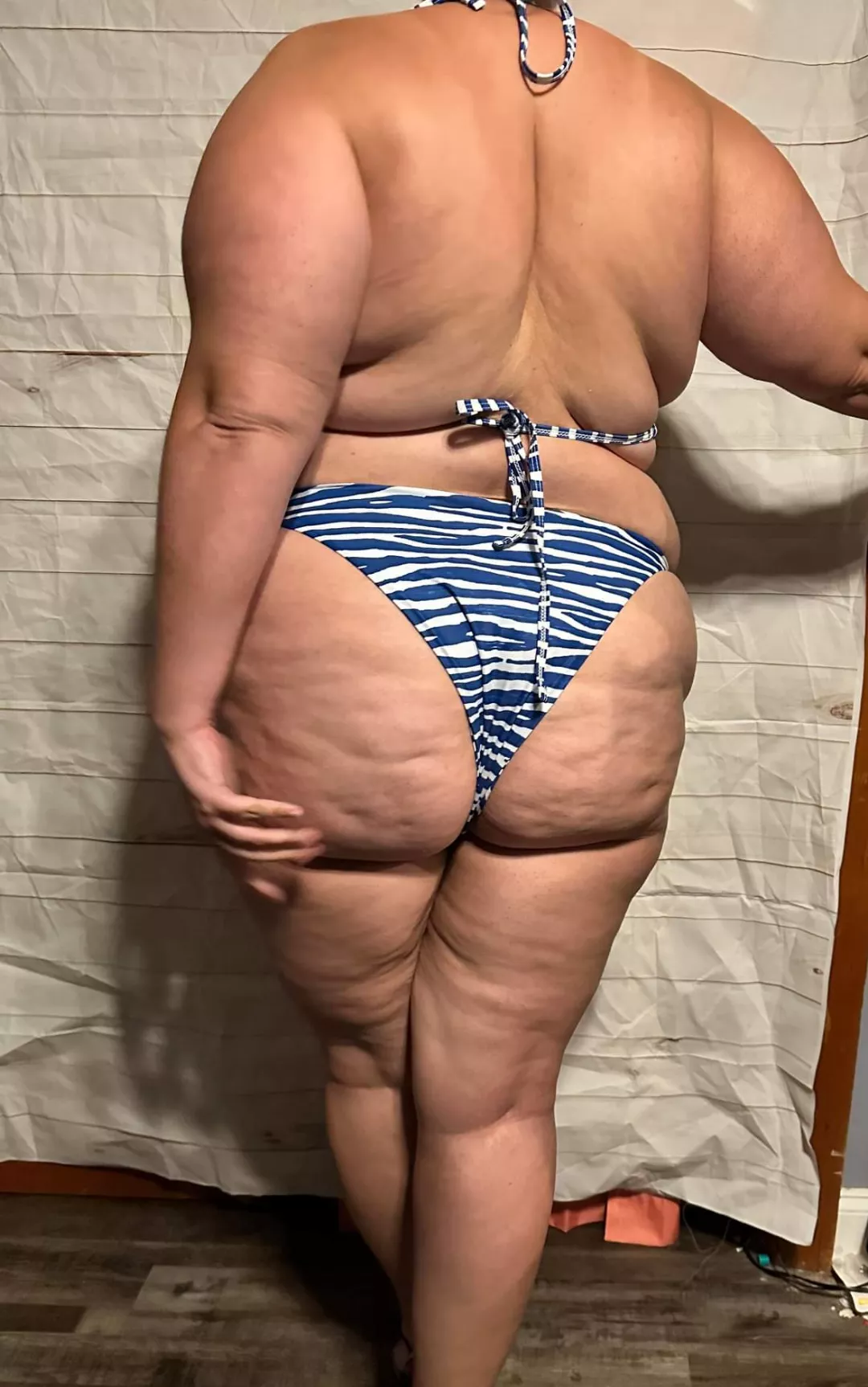 Who's putting the sun tan lotion all over this booty? 😉