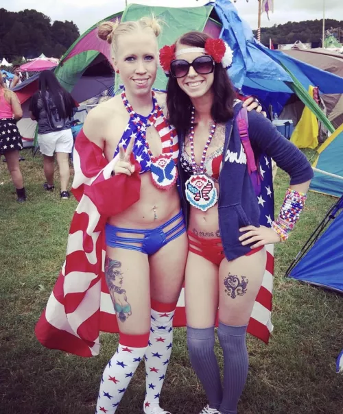 2 of the easiest things to do at a festival 🙃