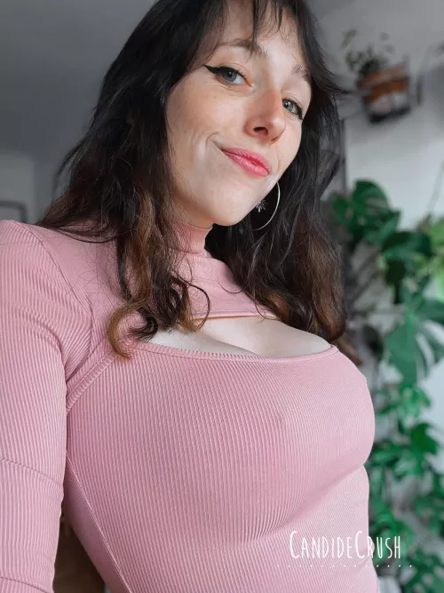 A bra would simply not be appropriate under this top !