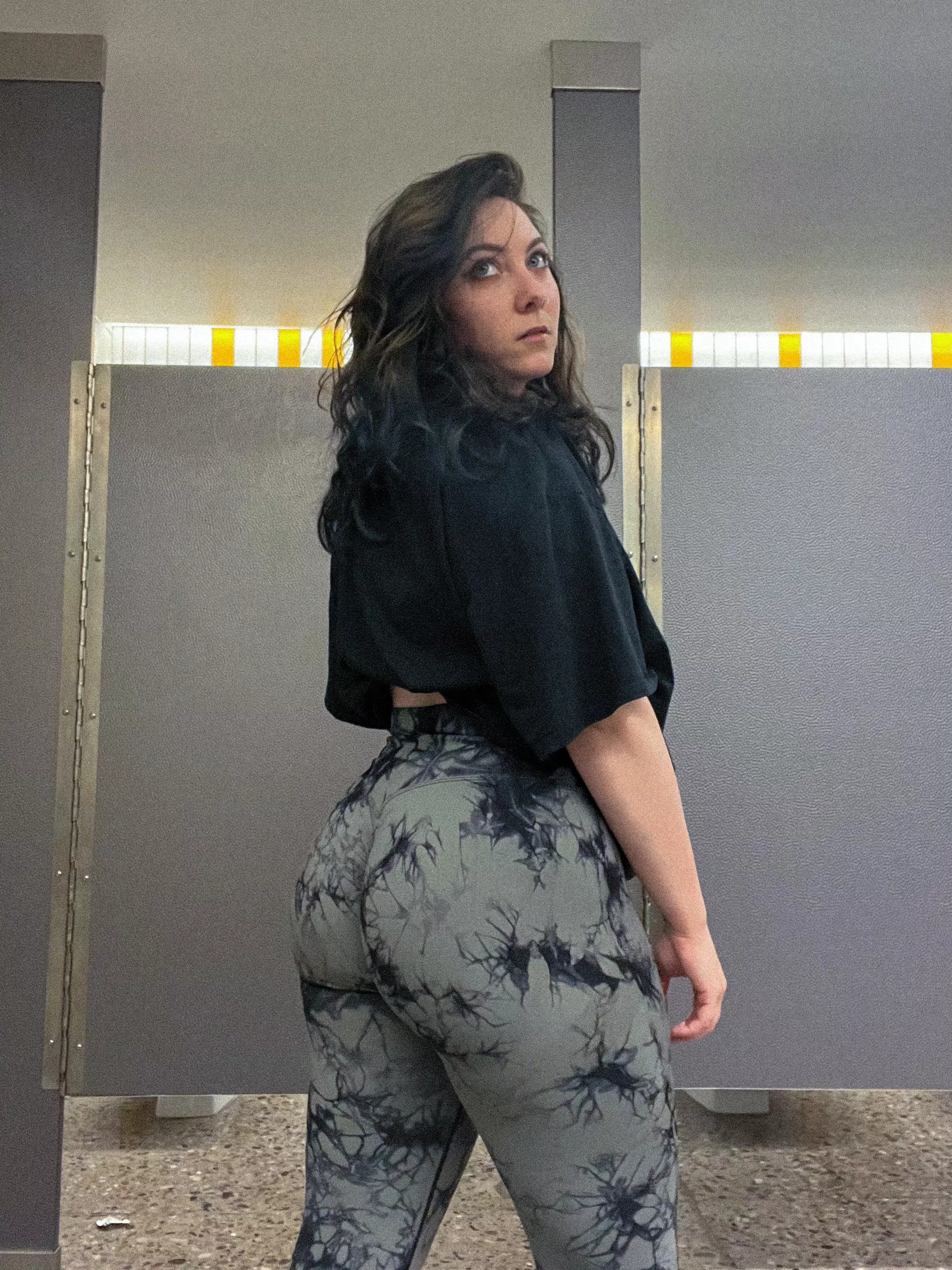 Big booty in leggings 🍑 [f]