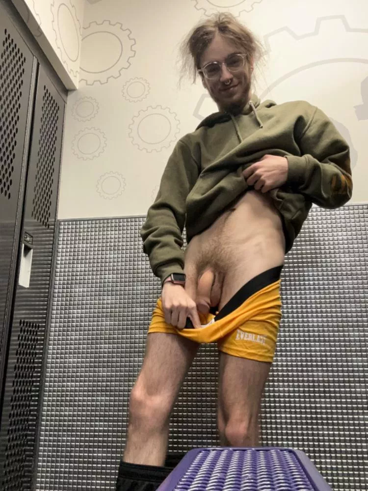 comfy in public with my dick out ;)