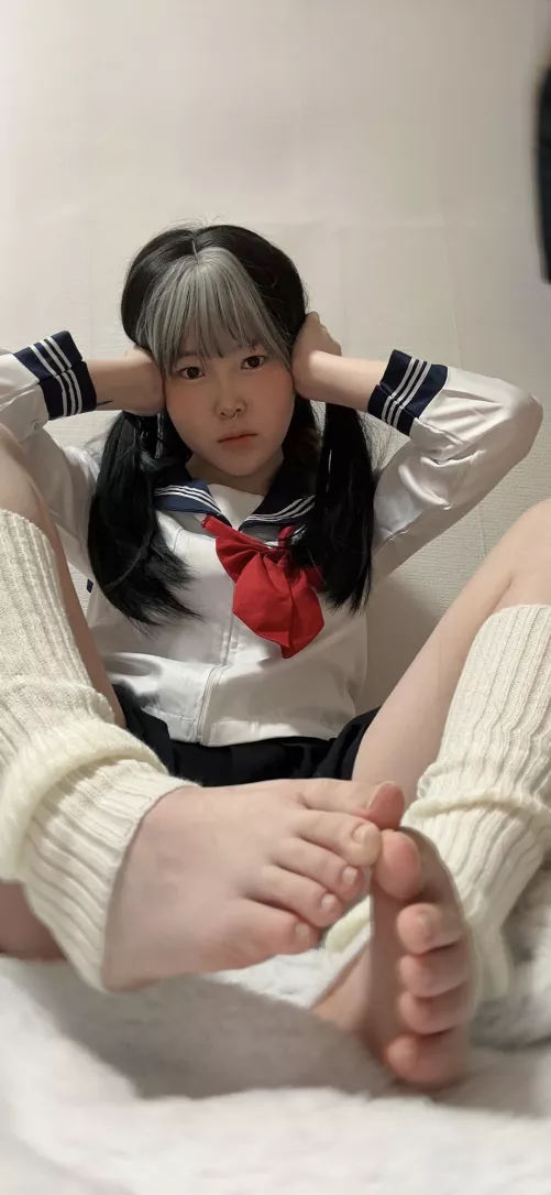 Do you want to suck my feet?