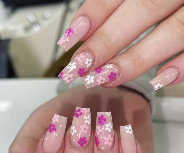 Happy Easter! I’m in love with my current nails, so fitting for the season 🌸